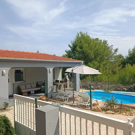Villa Pine House-saltwater Pool Vir